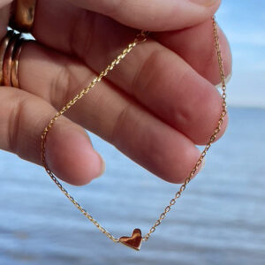 Hjerte armbånd i guld miljøfoto