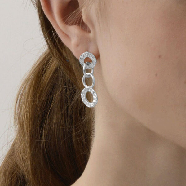 Amber open earring i sølv på model